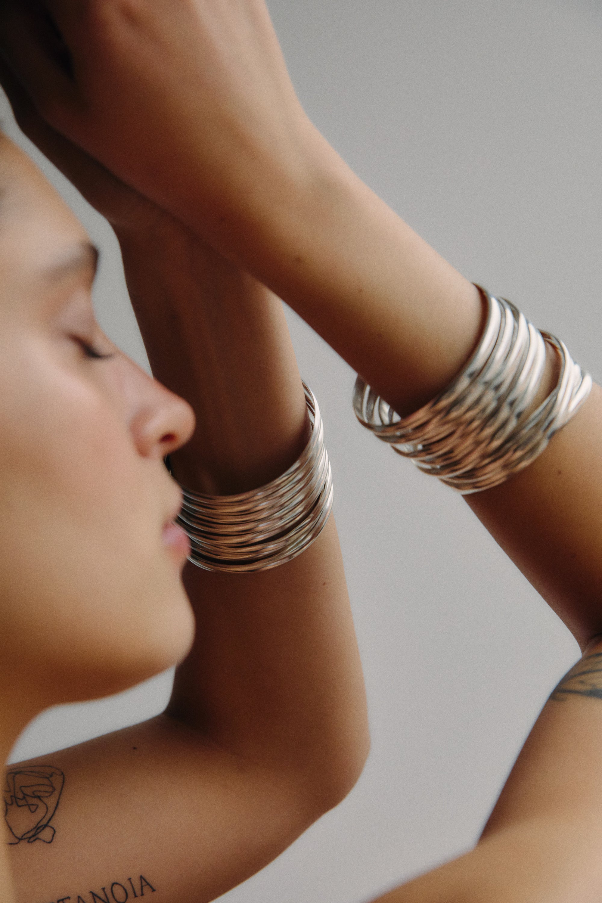 Wavy bangle